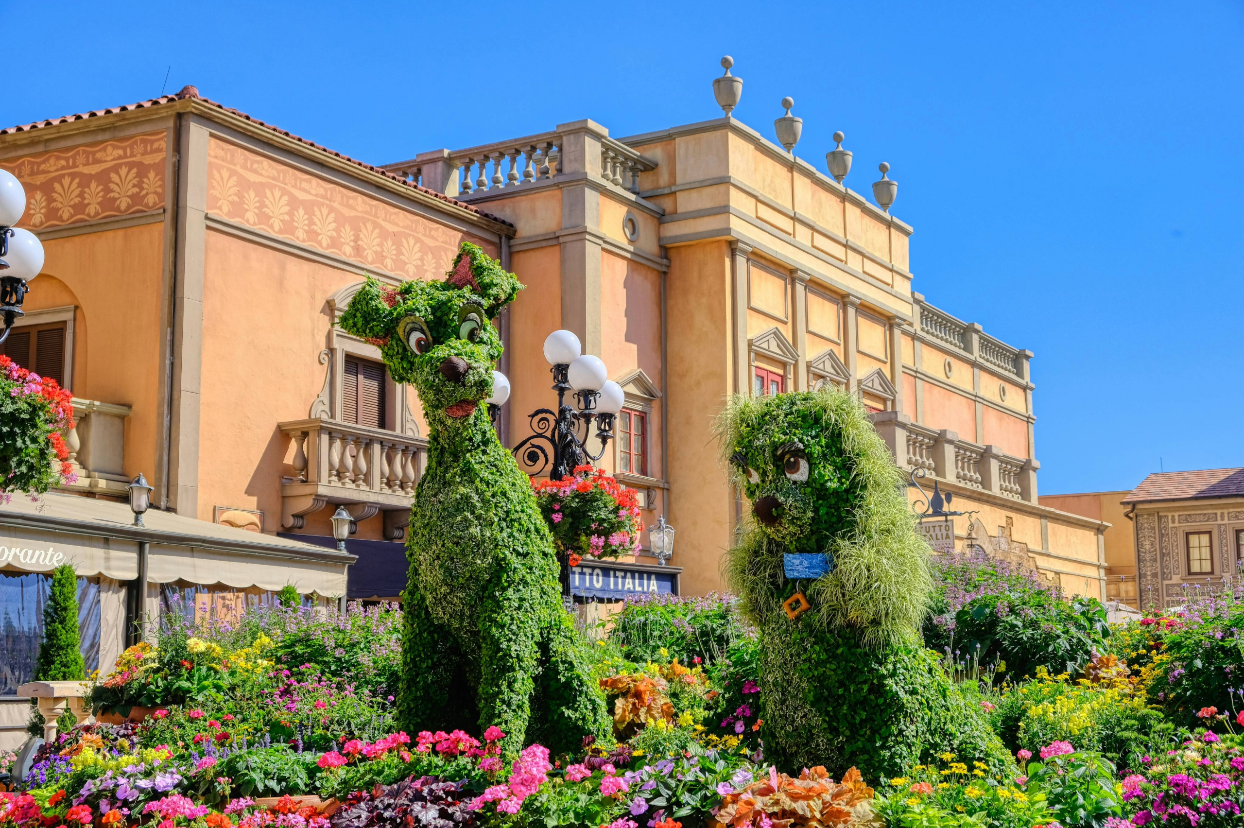 Lady and the Tramp topiaries at Epcot 